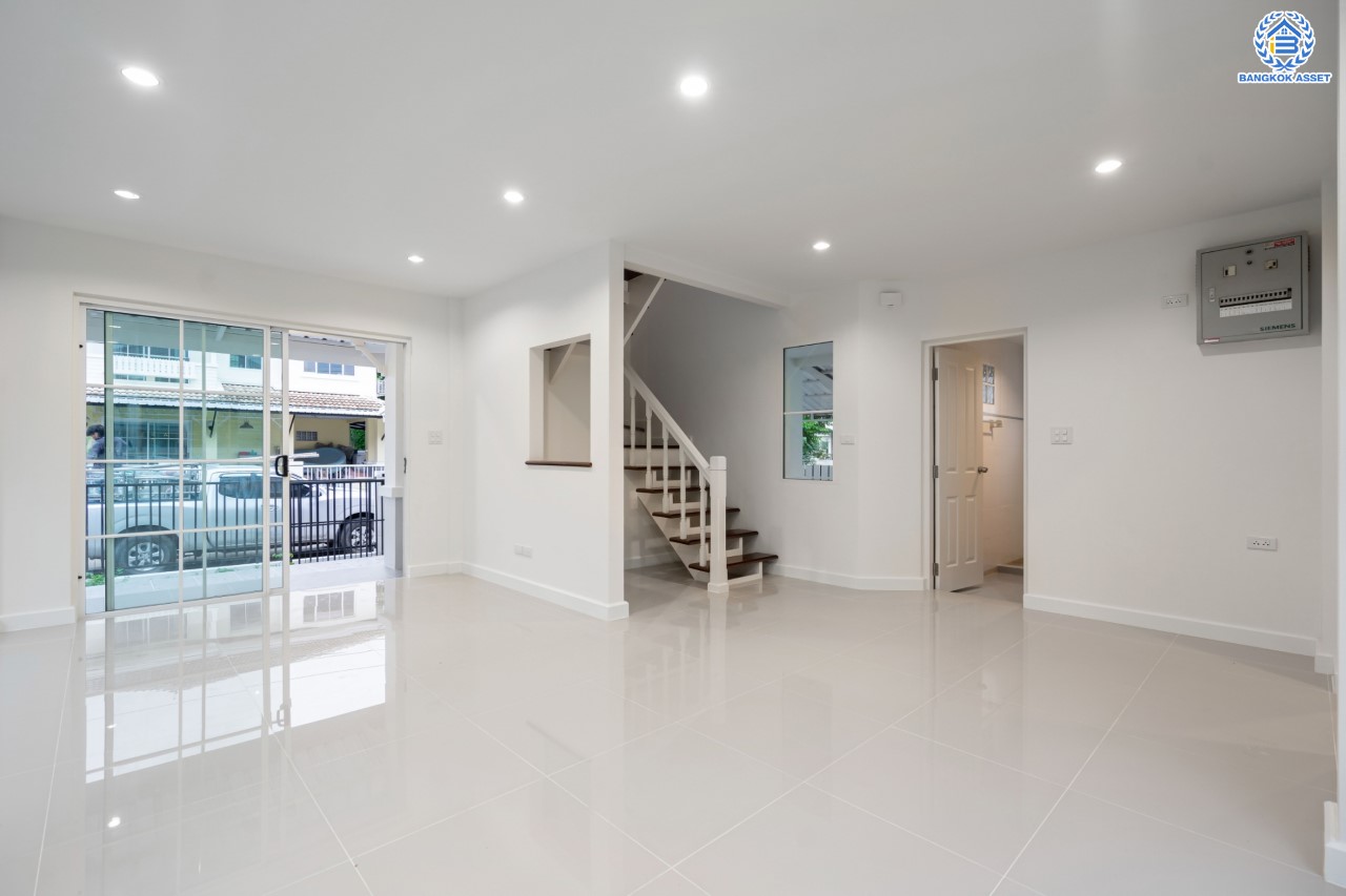 บ้านมือสองตกแต่งใหม่ ม.ชลลดา วัดลาดปลาดุก คุณภาพระดับ L&H บนเนื้อที่ 52.2 ตร.ว. ฟังก์ชัน 3 ห้องนอน 2 ห้องน้ำ 3 ที่จอดรถ บนทำเลศักยภาพ เพียง 15 นาทีถึง เซ็นทรัลเวสท์เกต ใกล้รถไฟฟ้าสายสีม่วง "สถานีคลองบางไผ่"...